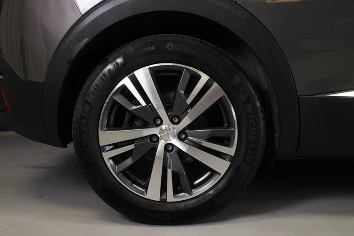 Grå Peugeot 3008 fra 2021