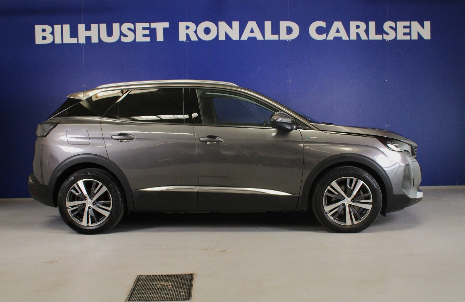 Grå Peugeot 3008 fra 2021