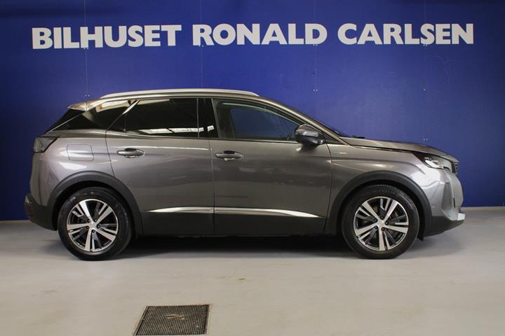 Grå Peugeot 3008 fra 2021