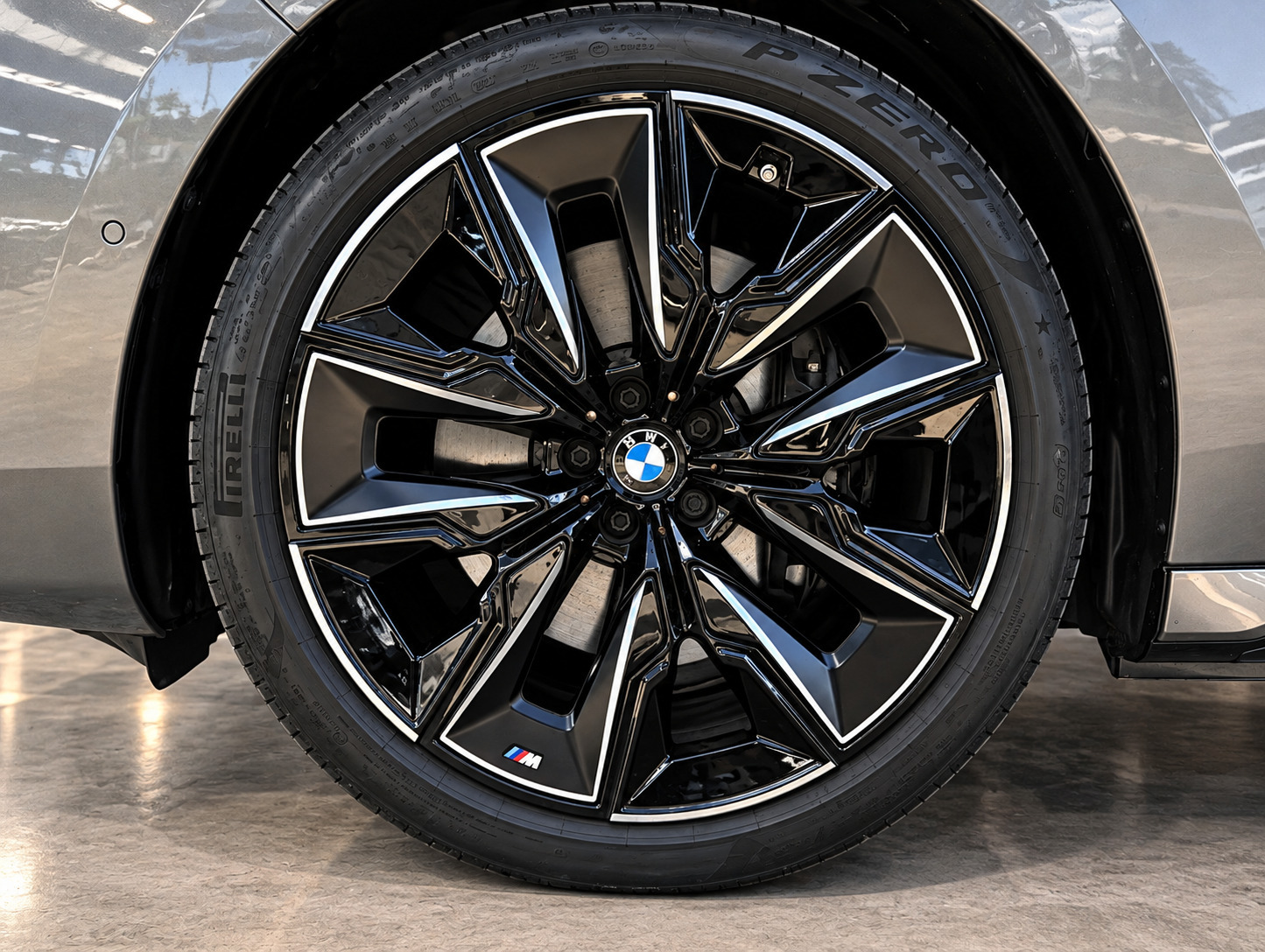 Grå BMW i7 fra 2023