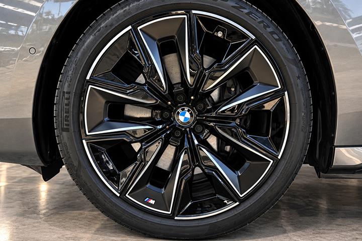 Grå BMW i7 fra 2023