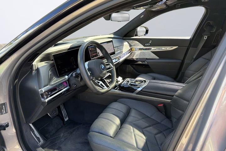 Grå BMW i7 fra 2023