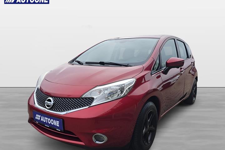 Rød Nissan Note fra 2014 set udefra