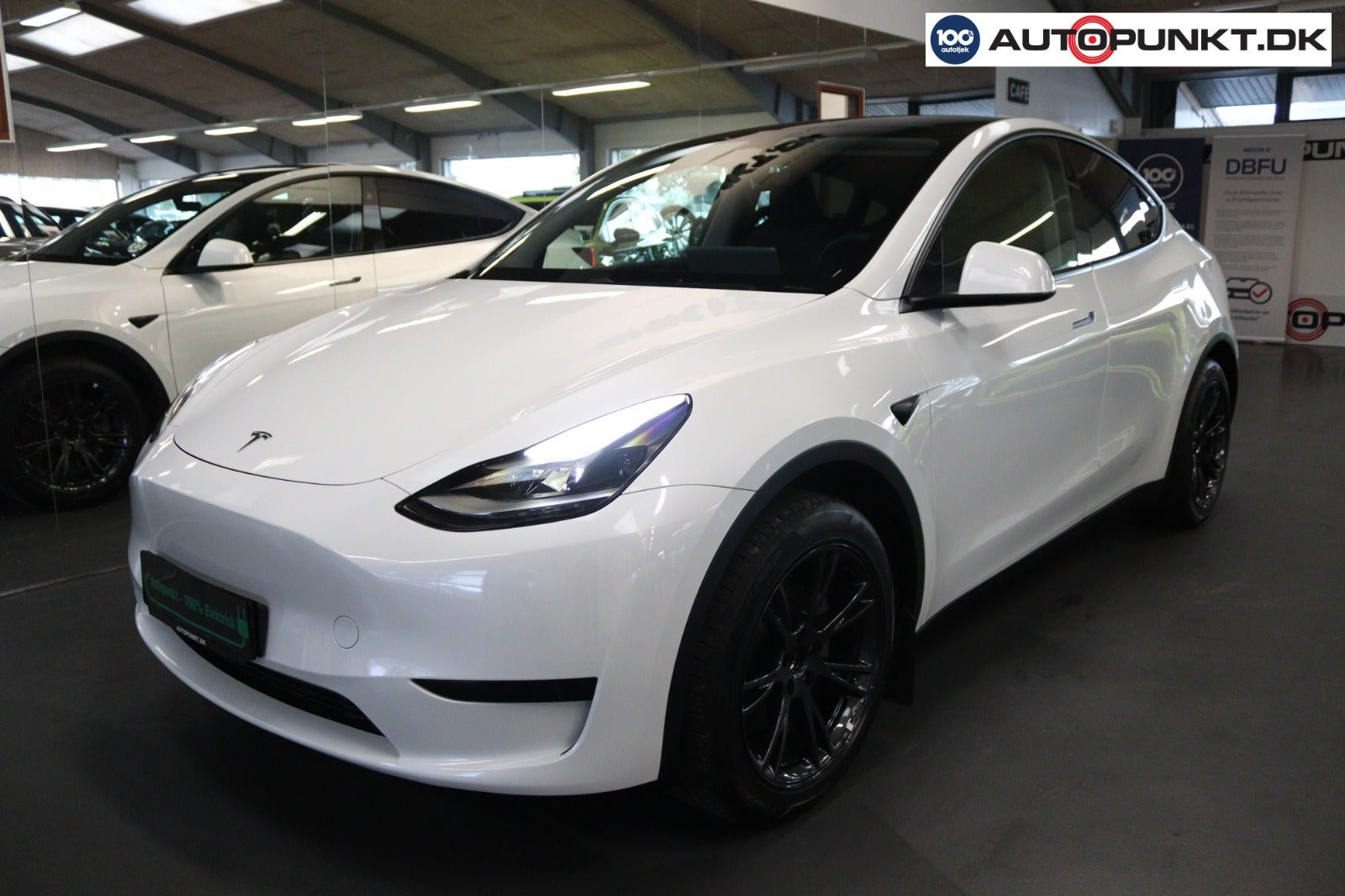 Hvid Tesla Model Y fra 2025