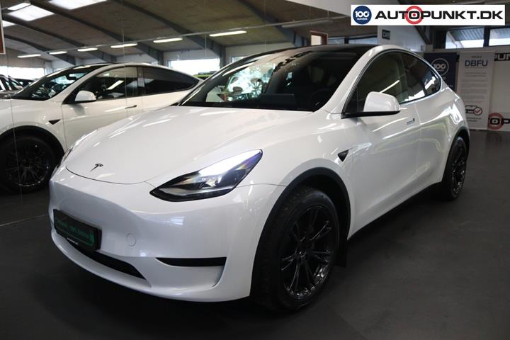 Hvid Tesla Model Y fra 2025