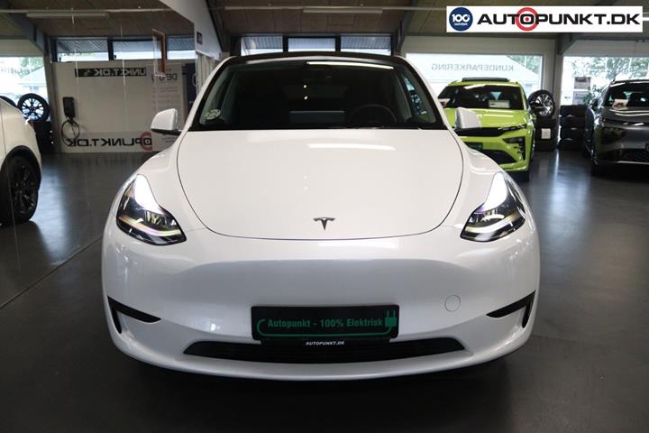 Hvid Tesla Model Y fra 2025