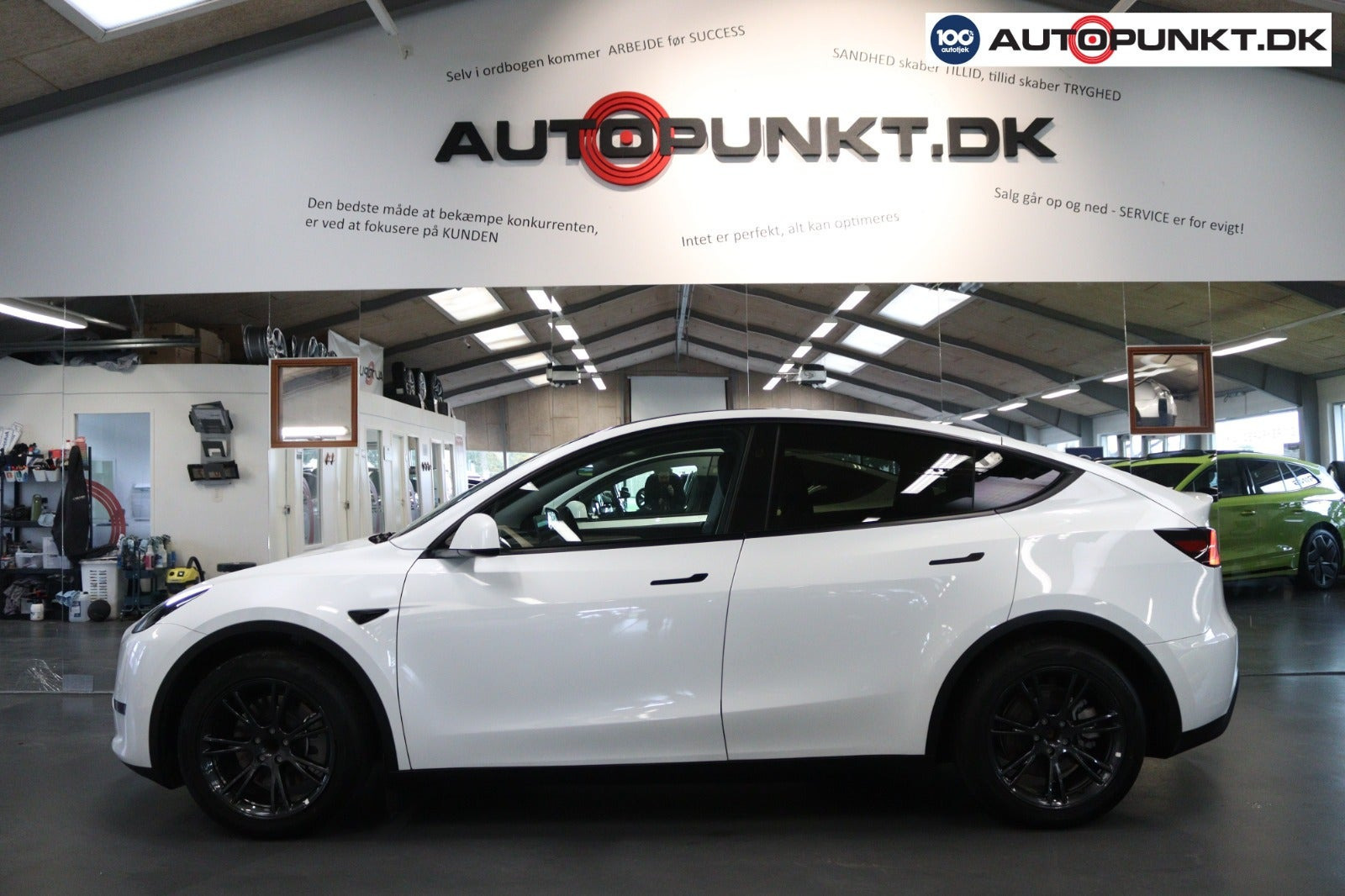Hvid Tesla Model Y fra 2025