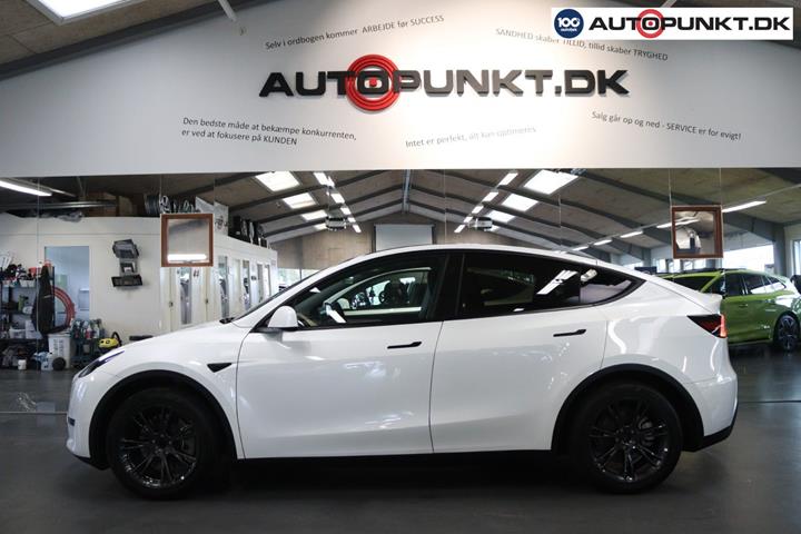 Hvid Tesla Model Y fra 2025