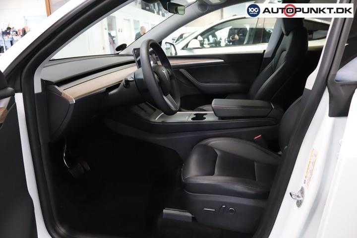 Hvid Tesla Model Y fra 2025