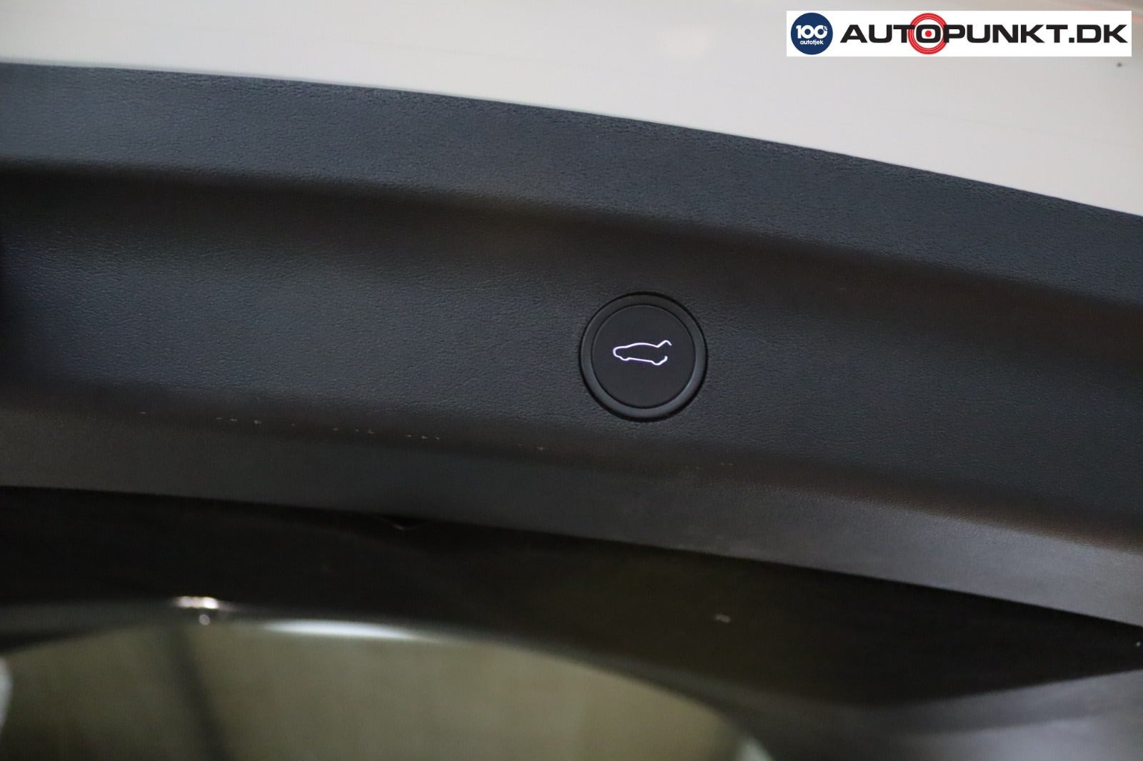 Hvid Tesla Model Y fra 2025