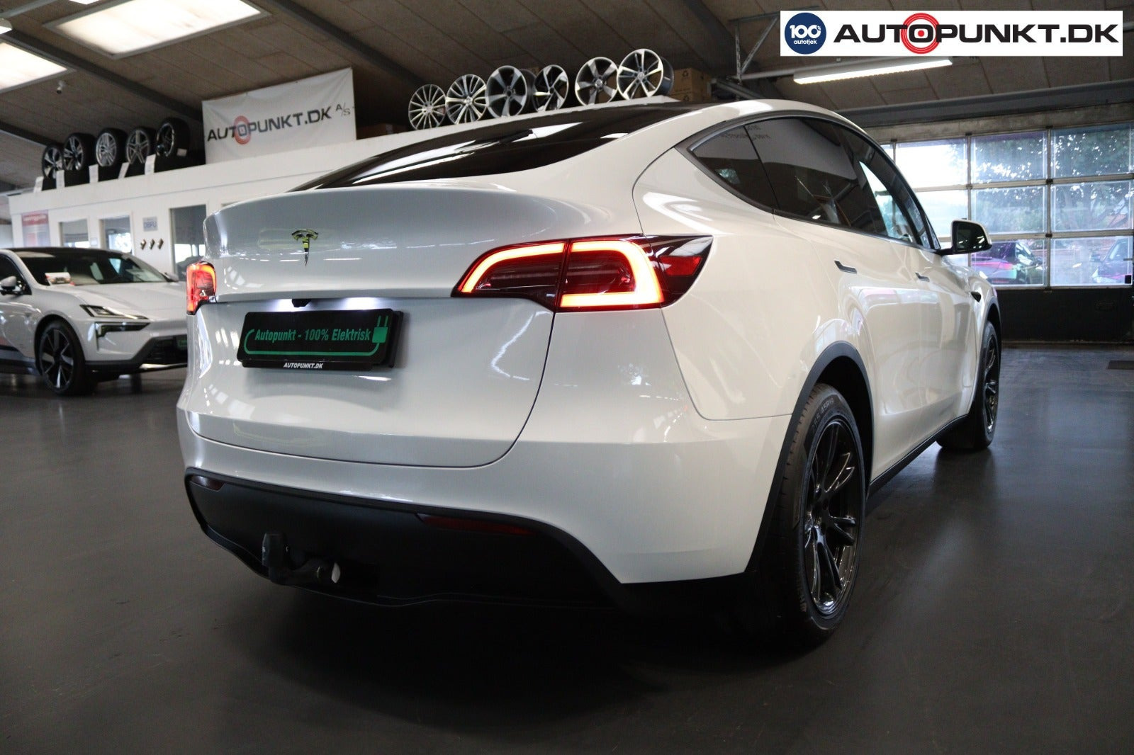 Hvid Tesla Model Y fra 2025