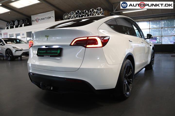 Hvid Tesla Model Y fra 2025