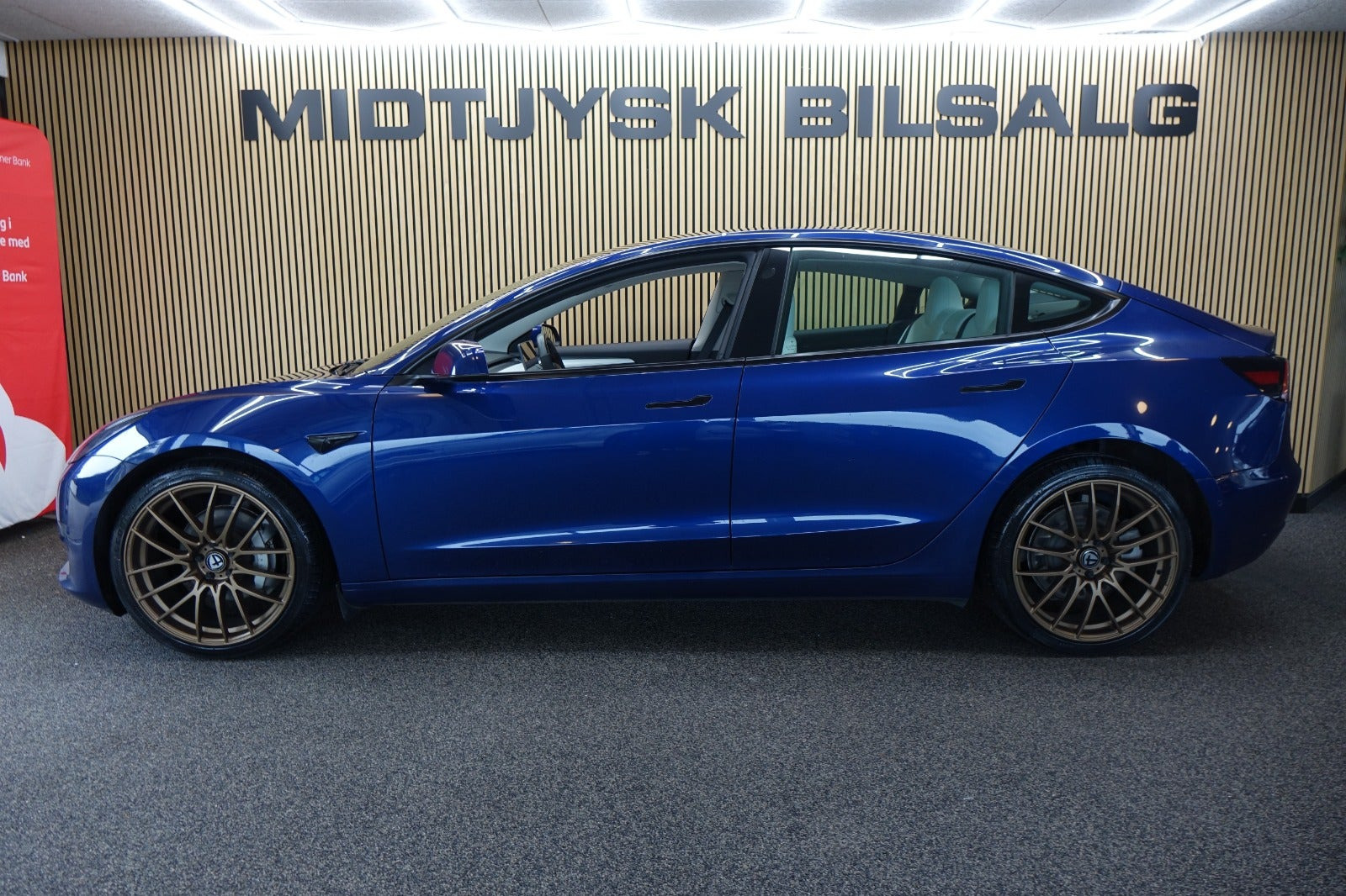 Blå Tesla Model 3 fra 2022