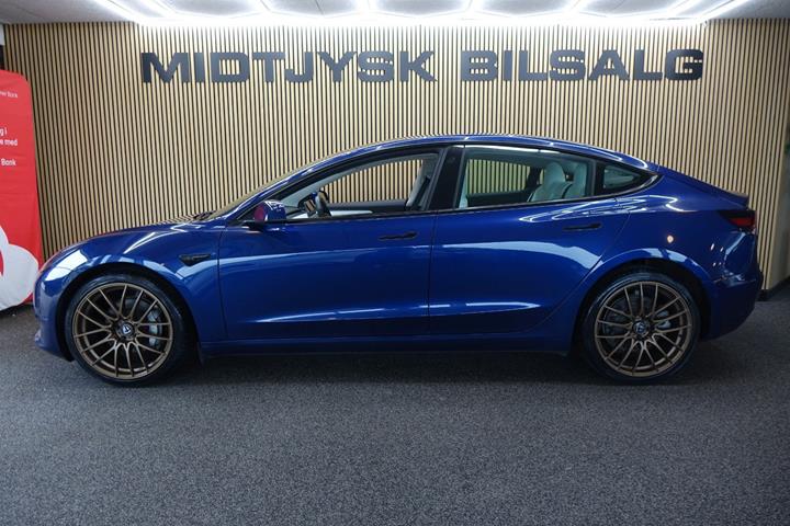 Blå Tesla Model 3 fra 2022
