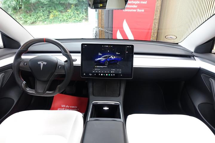 Blå Tesla Model 3 fra 2022