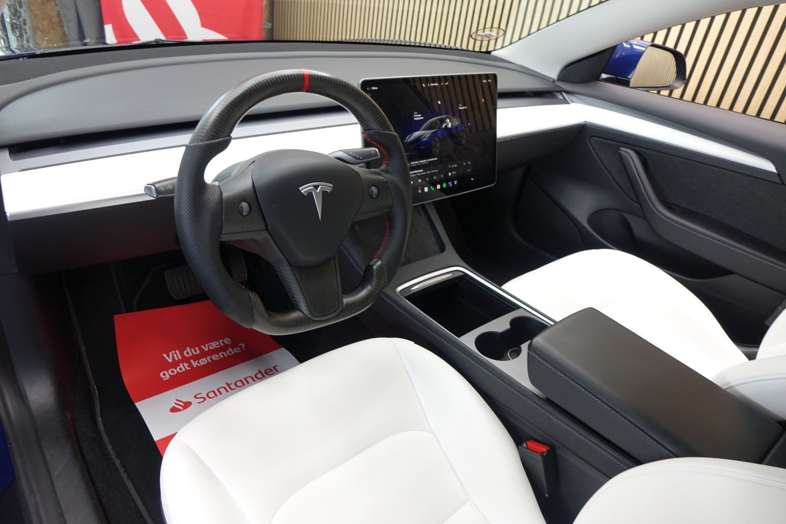 Blå Tesla Model 3 fra 2022