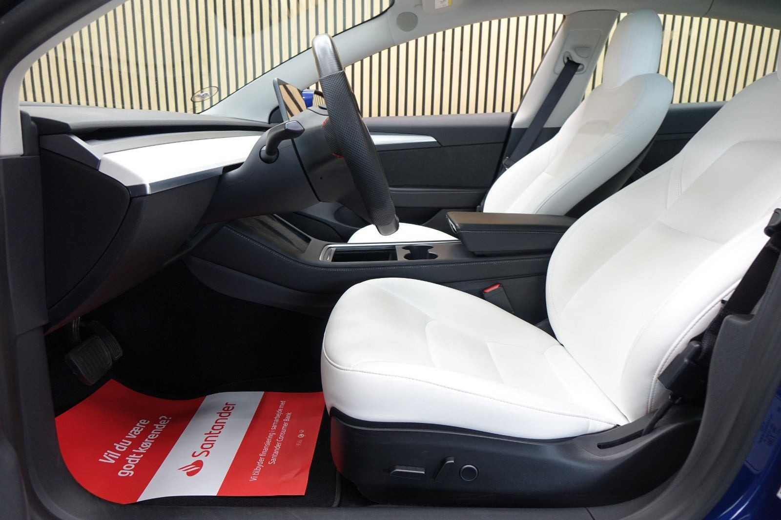 Blå Tesla Model 3 fra 2022