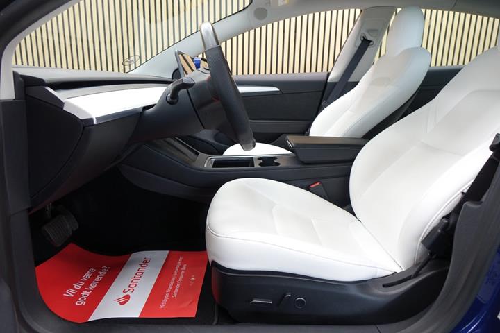Blå Tesla Model 3 fra 2022