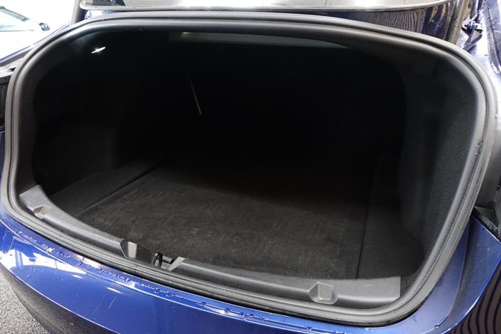Blå Tesla Model 3 fra 2022