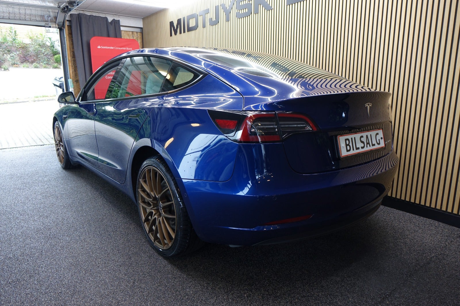 Blå Tesla Model 3 fra 2022