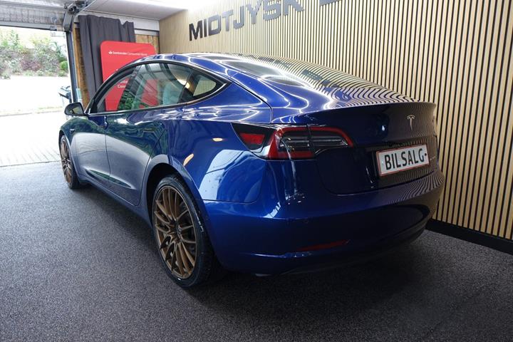 Blå Tesla Model 3 fra 2022