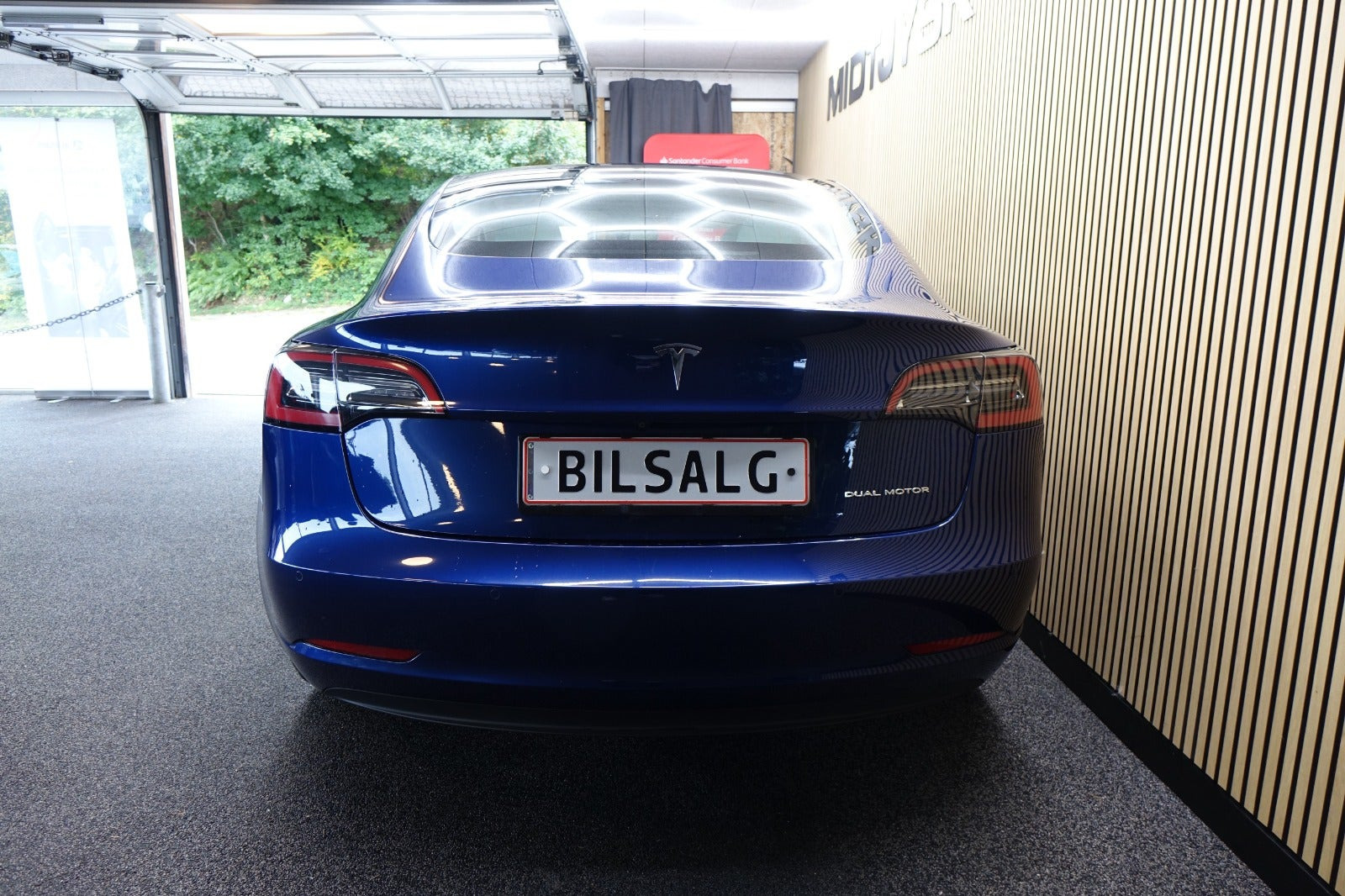 Blå Tesla Model 3 fra 2022