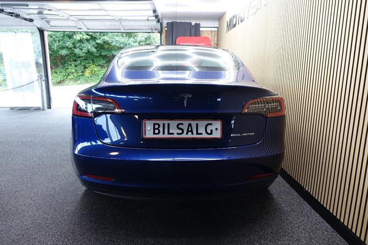 Blå Tesla Model 3 fra 2022
