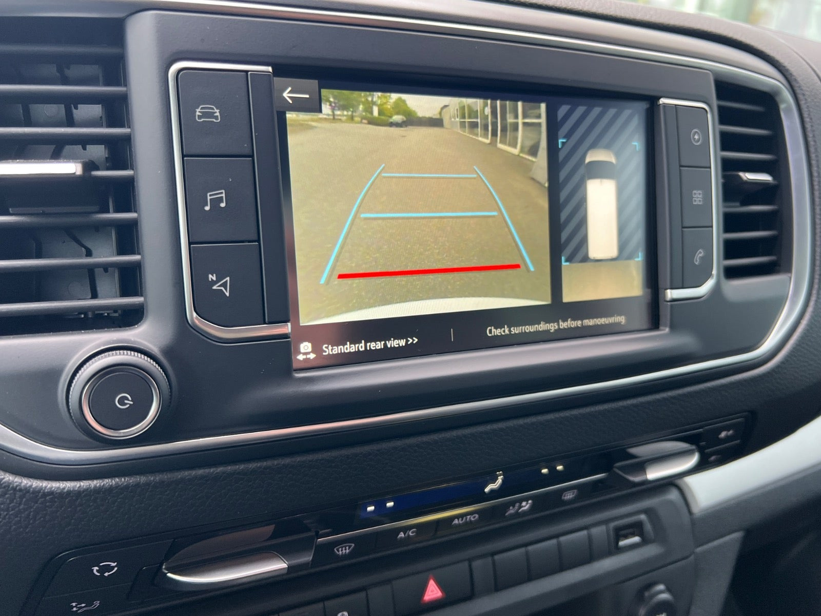Hvid Opel Zafira-e Life fra 2023