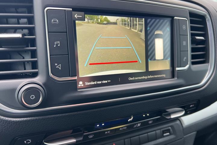 Hvid Opel Zafira-e Life fra 2023