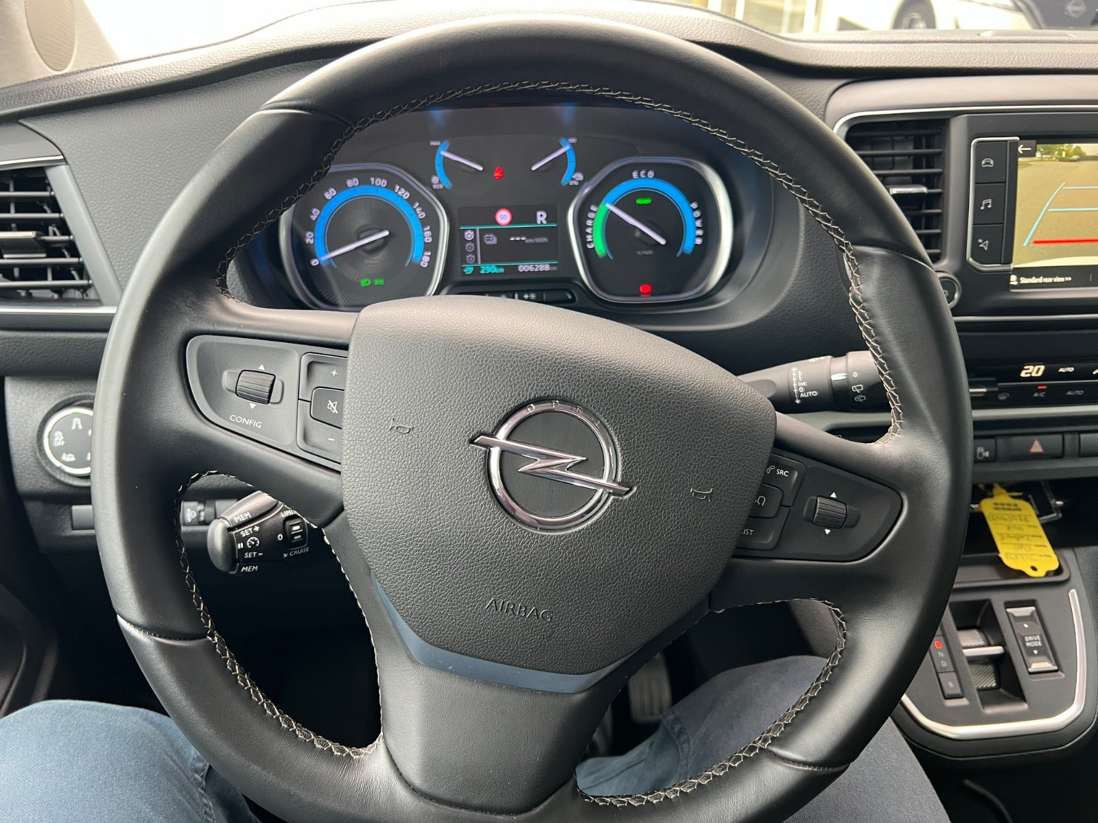 Hvid Opel Zafira-e Life fra 2023