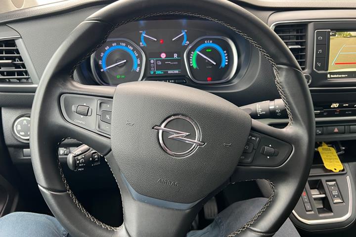 Hvid Opel Zafira-e Life fra 2023