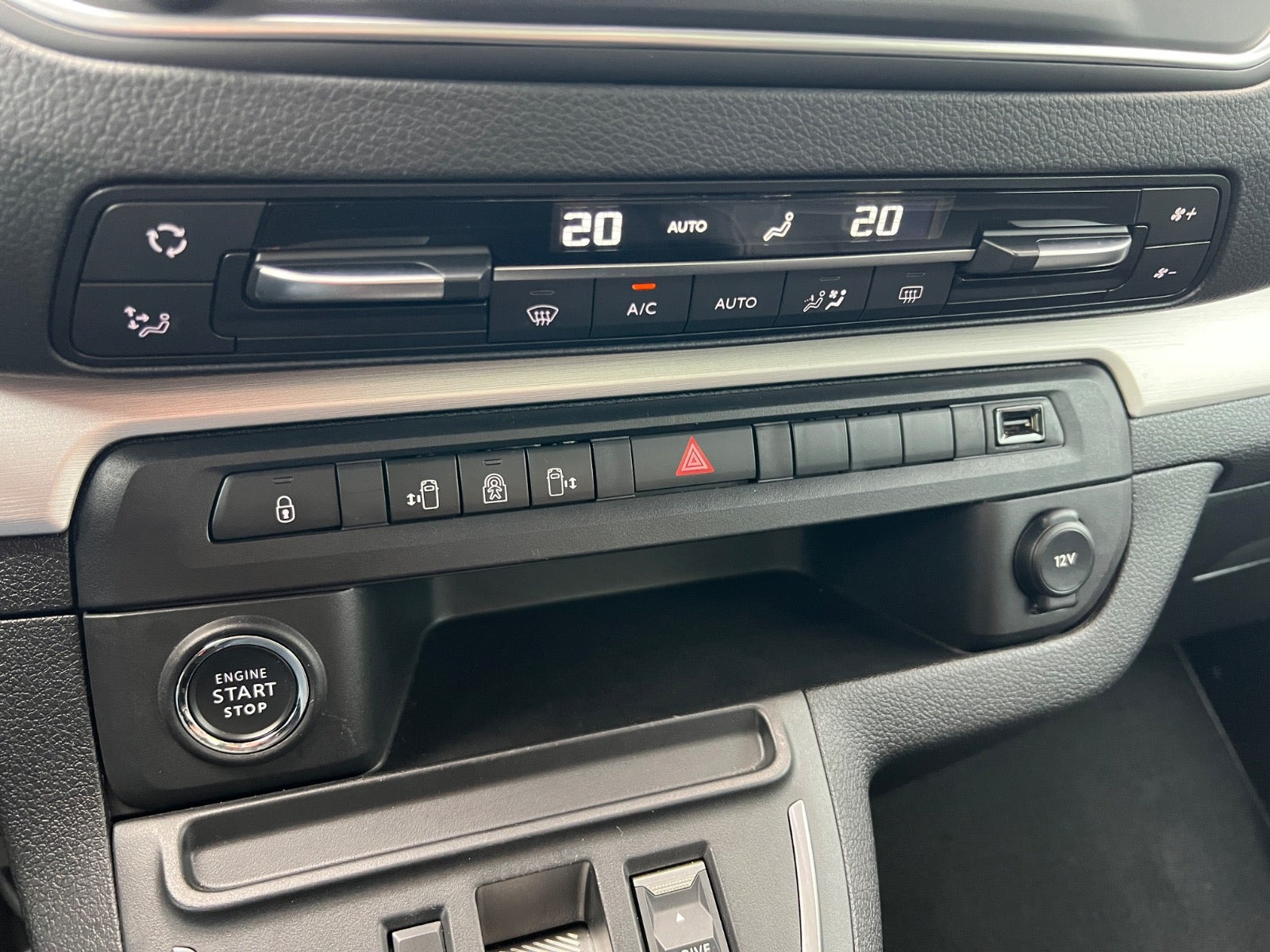 Hvid Opel Zafira-e Life fra 2023