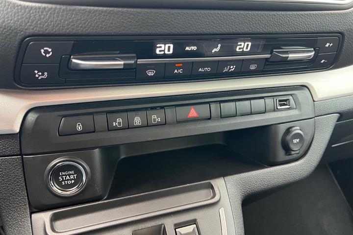 Hvid Opel Zafira-e Life fra 2023