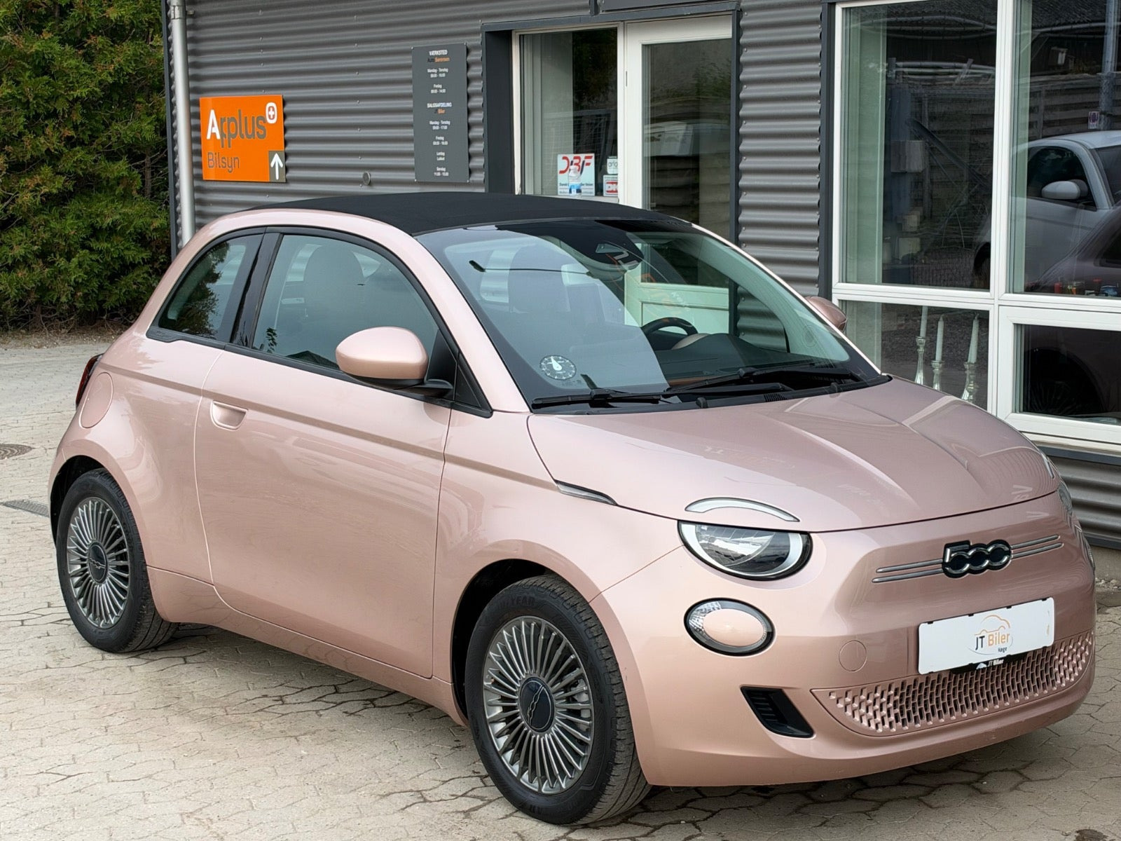 Grå Fiat 500e fra 2022