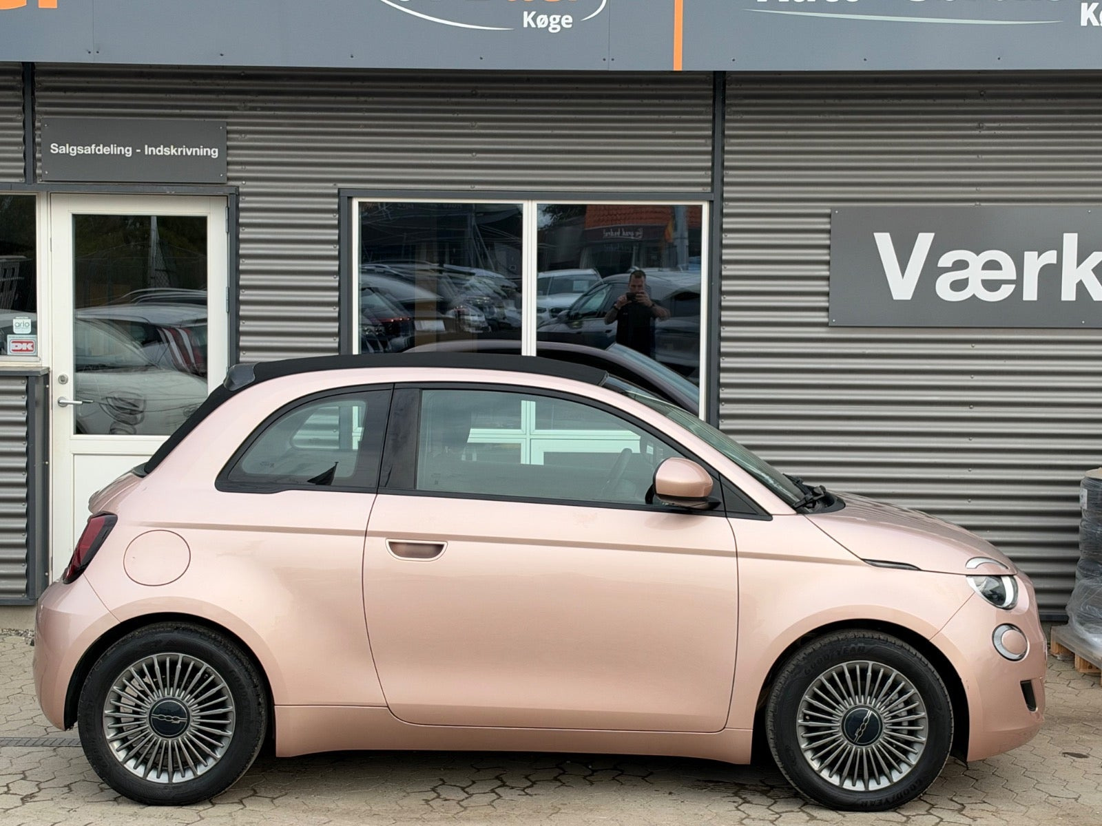 Grå Fiat 500e fra 2022