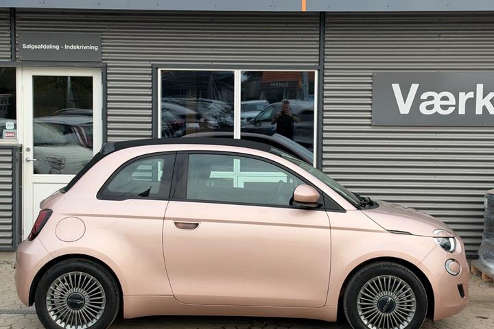 Grå Fiat 500e fra 2022