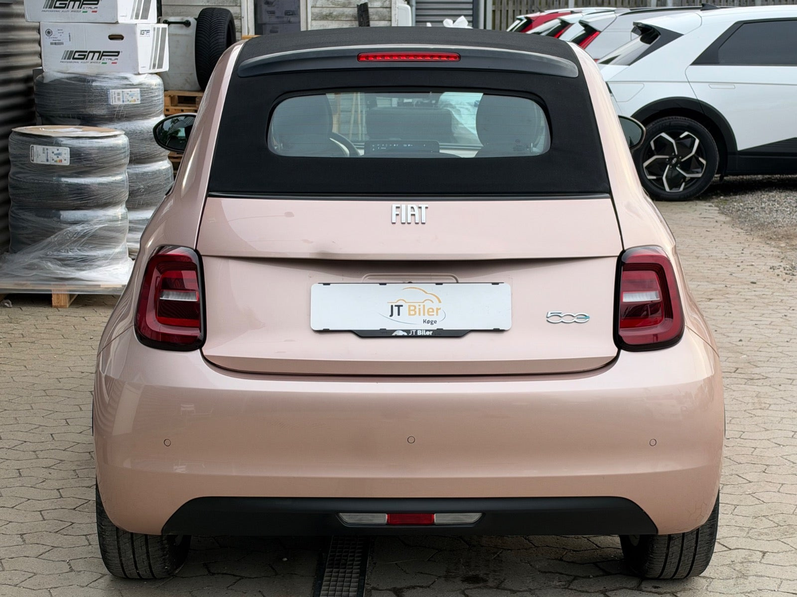 Grå Fiat 500e fra 2022