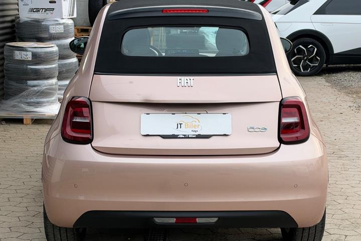 Grå Fiat 500e fra 2022