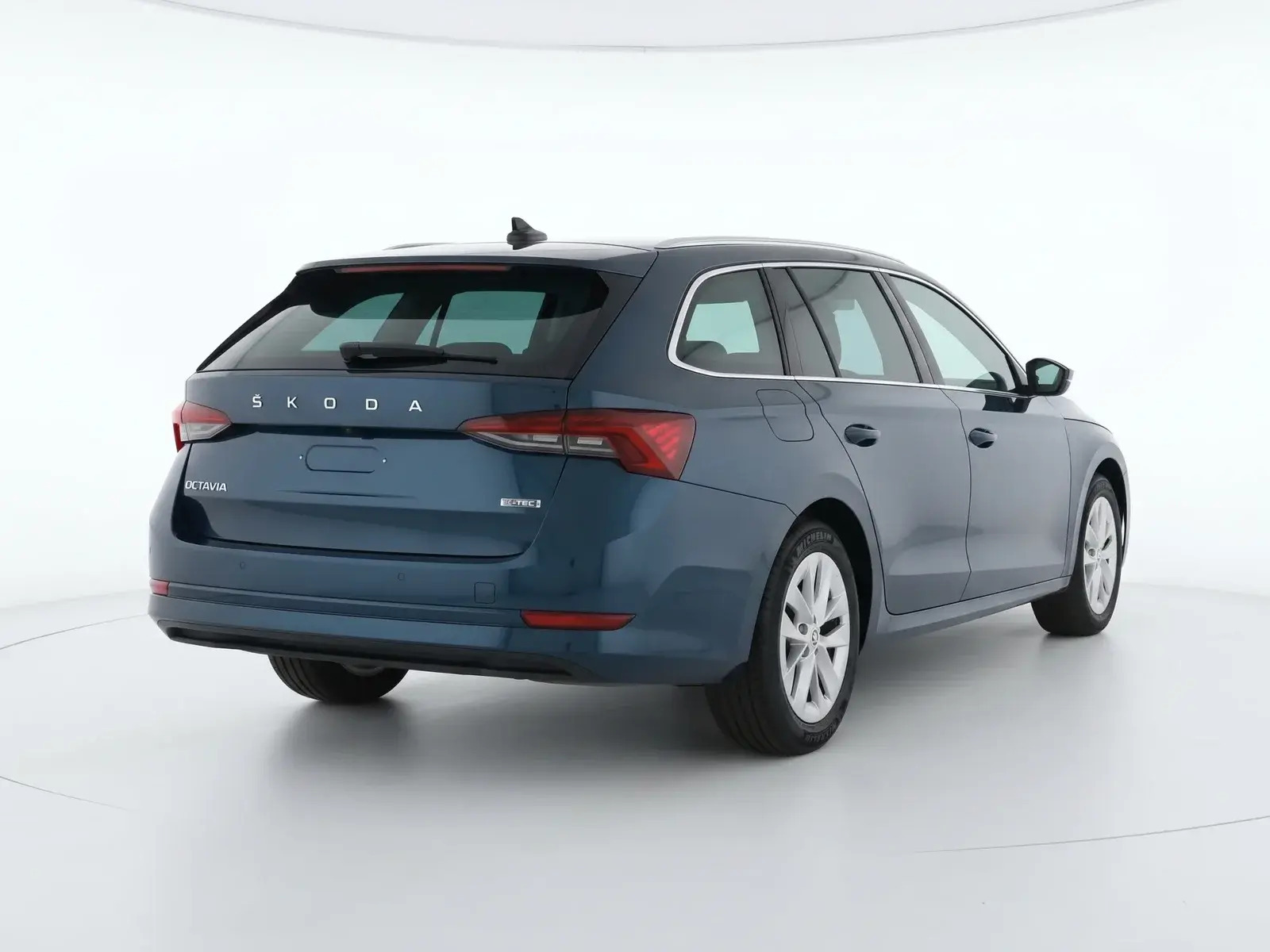 Blå Skoda Octavia fra 2021