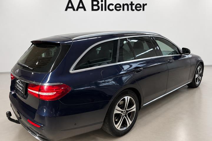 Blå Mercedes E220 d fra 2019
