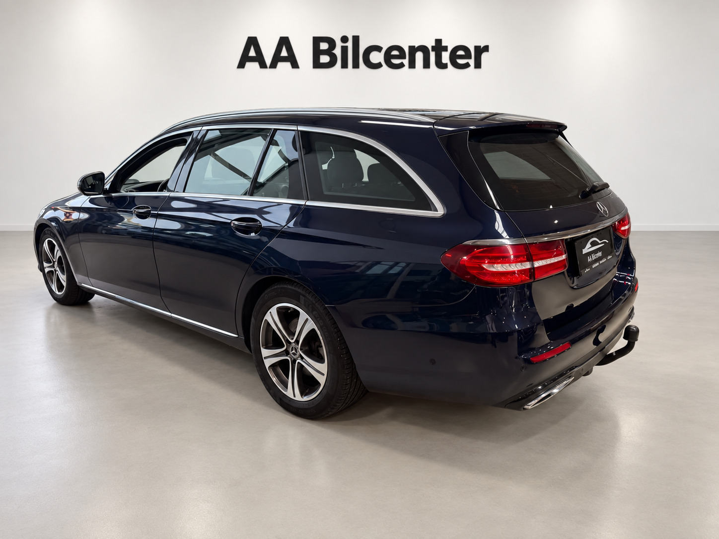 Blå Mercedes E220 d fra 2019