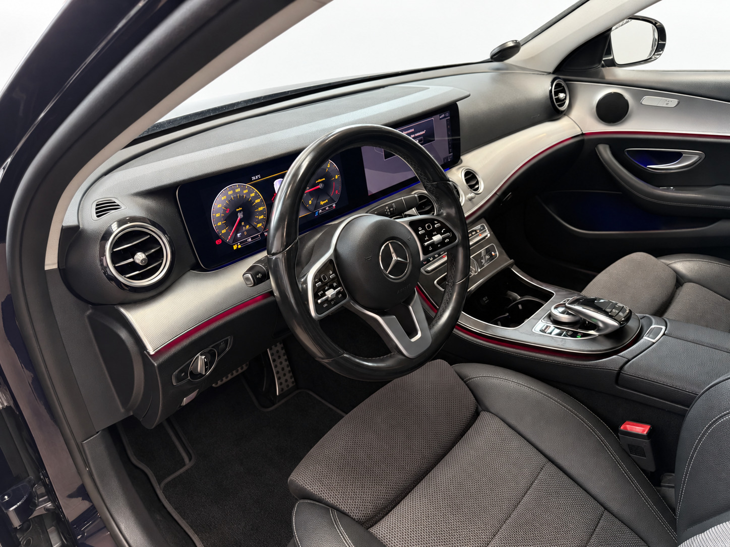 Blå Mercedes E220 d fra 2019