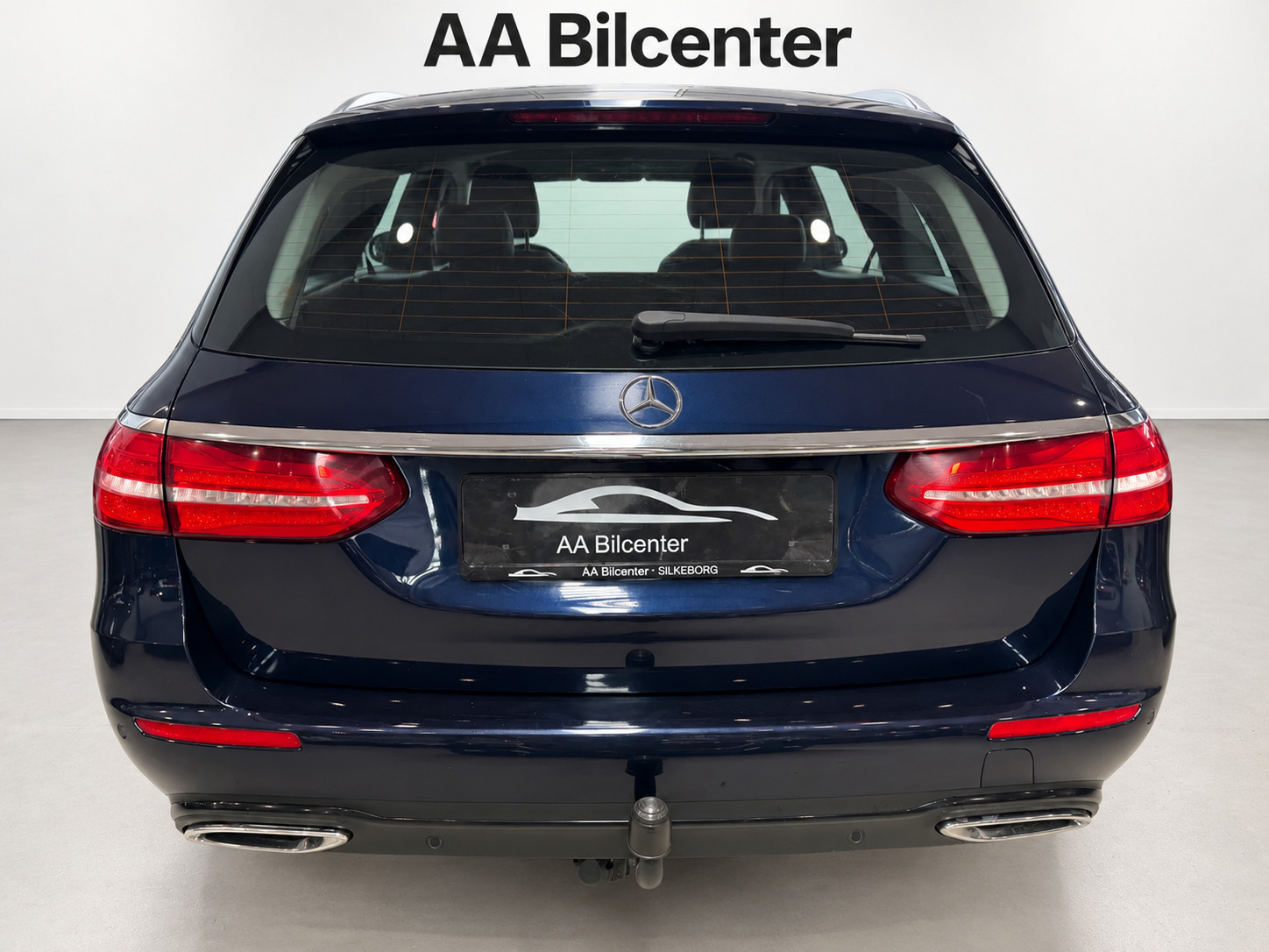 Blå Mercedes E220 d fra 2019