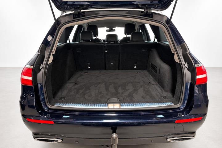 Blå Mercedes E220 d fra 2019