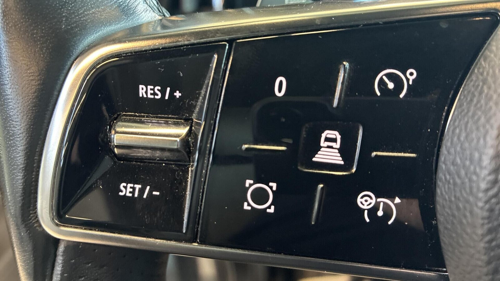 Grå Renault Megane E-Tech fra 2024