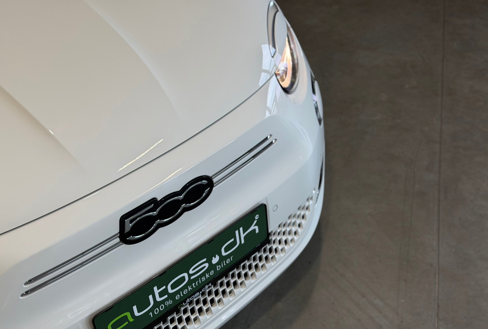 Hvid Fiat 500e fra 2024