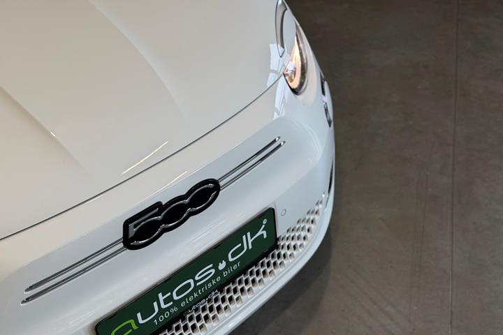 Hvid Fiat 500e fra 2024