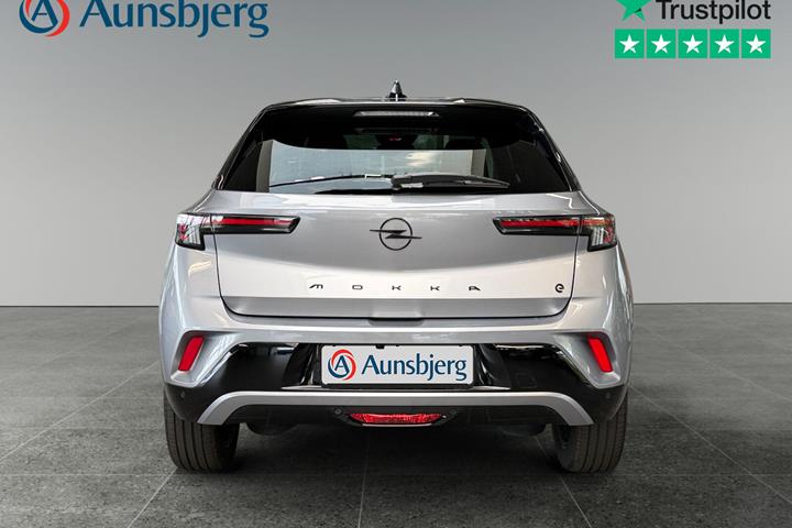 Grå Opel Mokka-e fra 2025