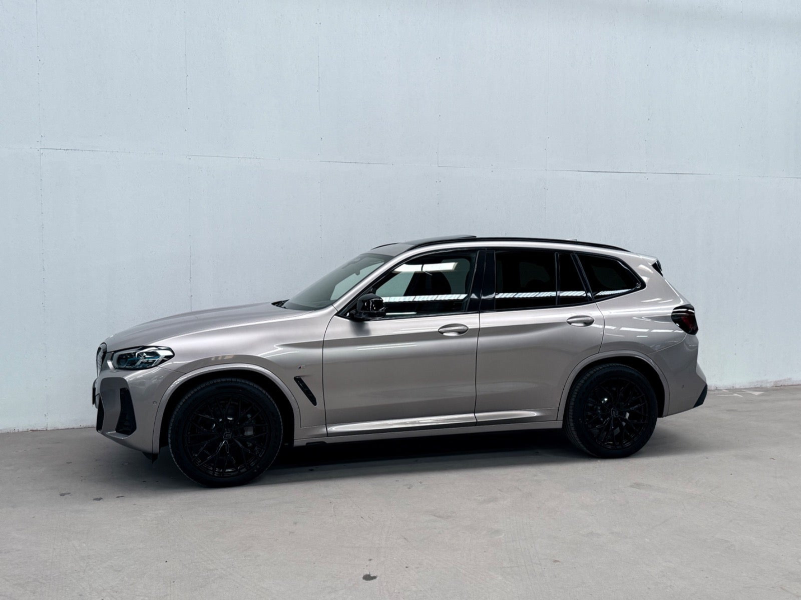 Orange BMW iX3 fra 2023