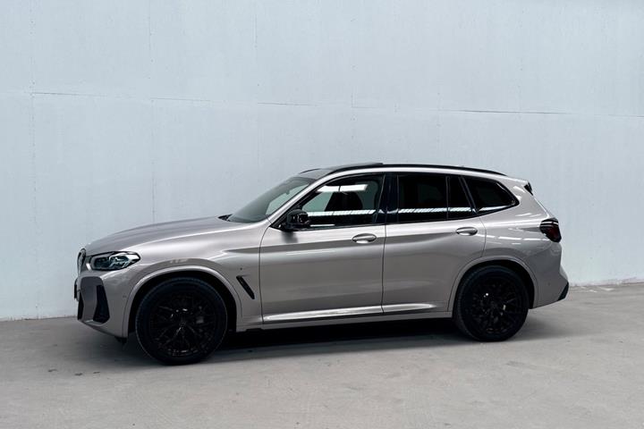 Orange BMW iX3 fra 2023